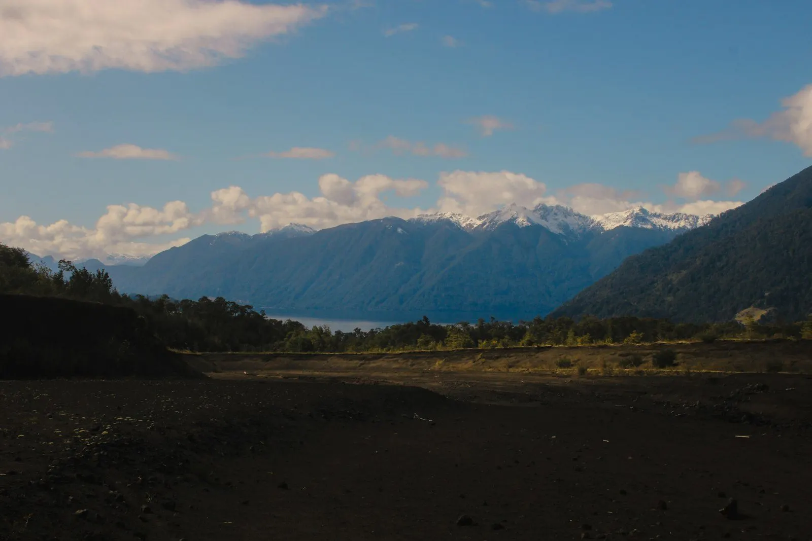Campamento minero de altura con la cordillera de fondo